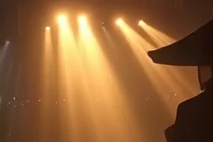 无声排练剧情剧封面，空荡排练厅与靠墙的折叠椅