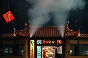 双城厨房生活剧封面，两扇窗分别亮着早餐与夜宵的灯